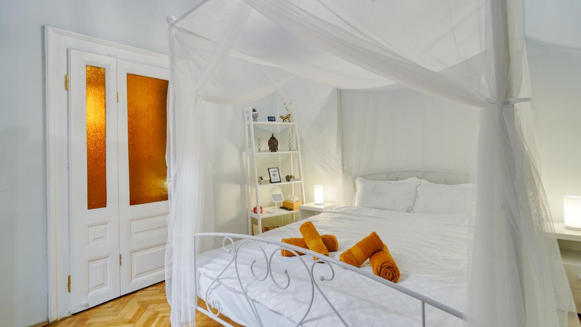 2 Bedroom Oldtown Mountain View Apartment With Private Terrace And High Ceilings Rooms Brasov Exterior photo