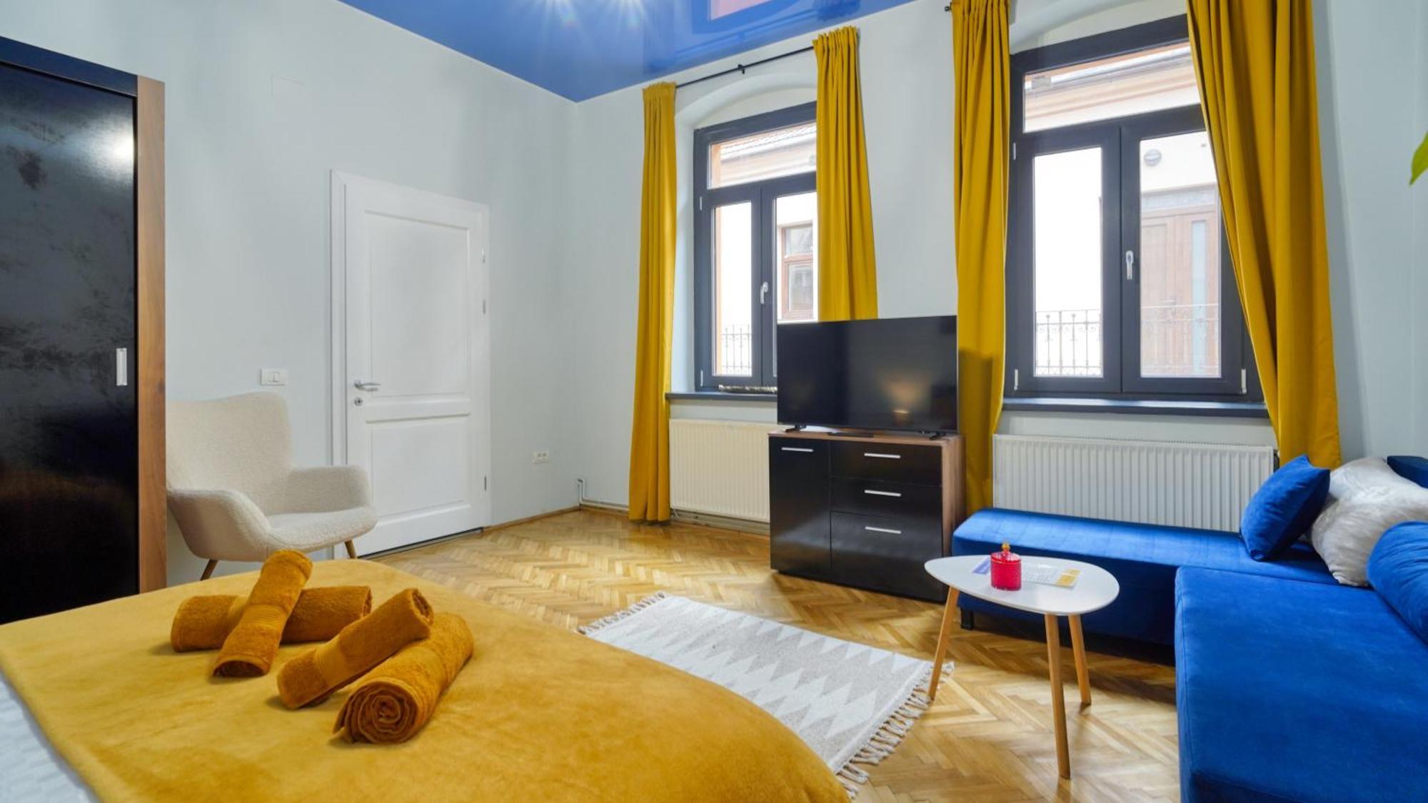 2 Bedroom Oldtown Mountain View Apartment With Private Terrace And High Ceilings Rooms Brasov Exterior photo