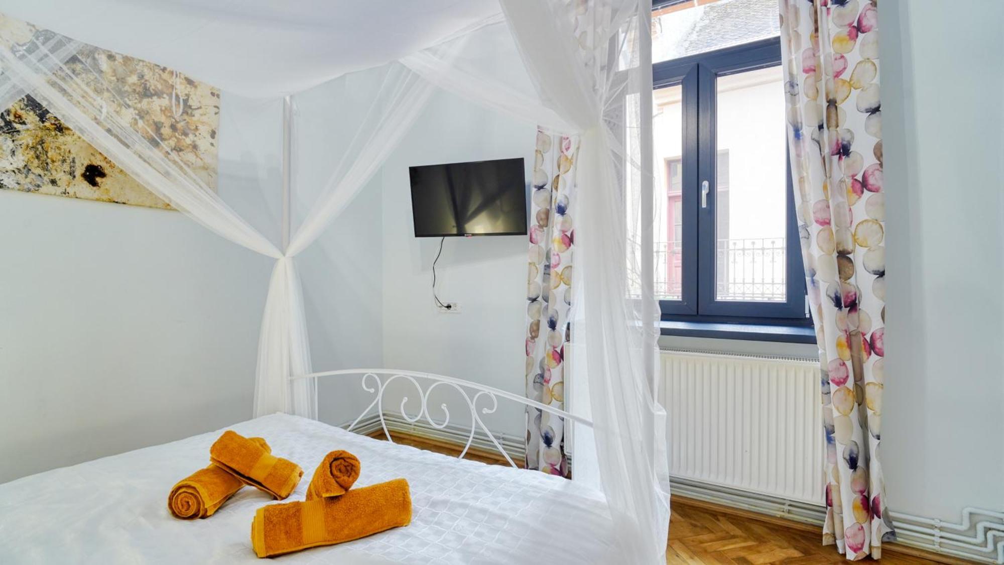 2 Bedroom Oldtown Mountain View Apartment With Private Terrace And High Ceilings Rooms Brasov Exterior photo
